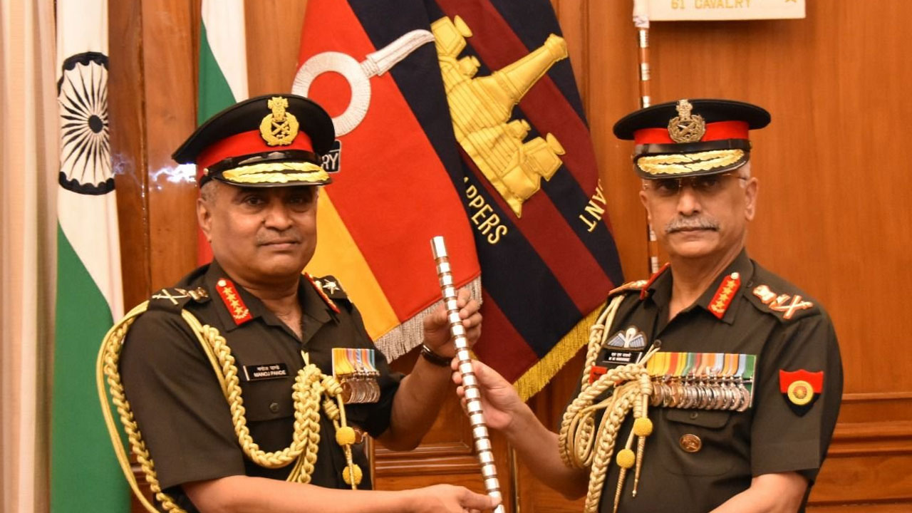 ఆర్మీ చీఫ్‌గా బాధ్య‌త‌లు చేప‌ట్టిన జ‌న‌ర‌ల్ మ‌నోజ్ పాండే