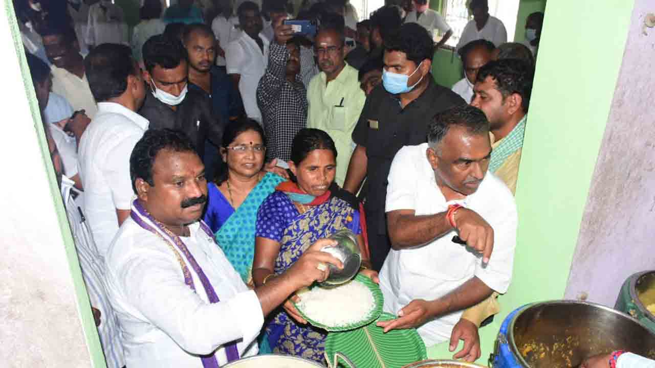 ఇక ఎనుమాముల వ్యవసాయ మార్కెట్‌లో ఐదు రూపాయలకే  భోజనం