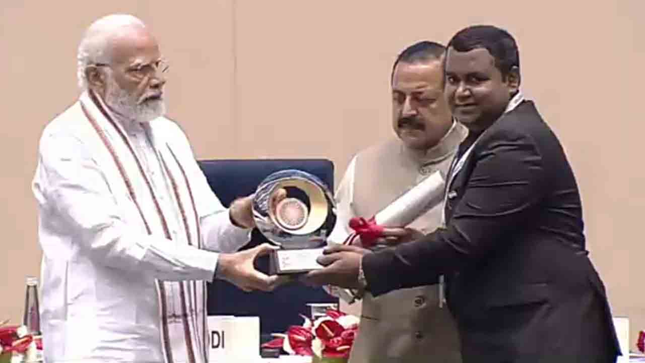 ప్రధాన మంత్రి ఎక్సలెన్సీ అవార్డు అందుకున్న కలెక్టర్‌ రాహుల్‌ రాజ్‌