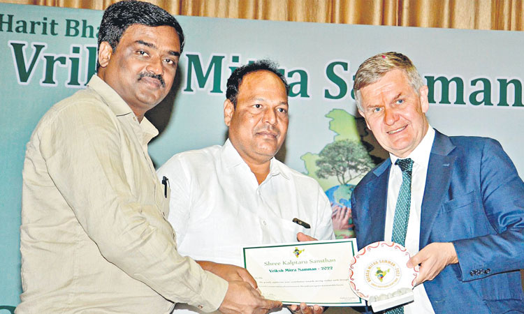 ఎంపీ సంతోష్‌కు వృక్షమిత్ర అవార్డు