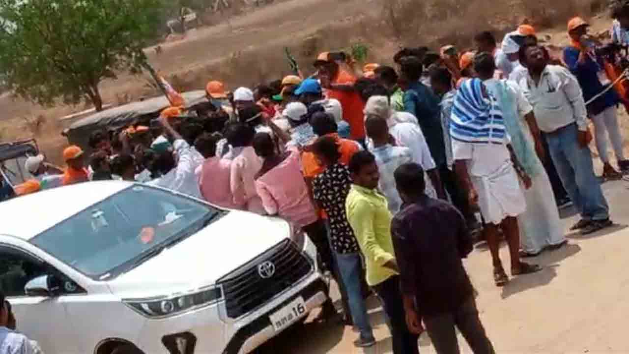 బండి సంజయ్ పాదయాత్రకు నిరసన సెగ..టీఆర్‌ఎస్‌ కార్యకర్తలపై బీజేపీ గుండాల దాడి