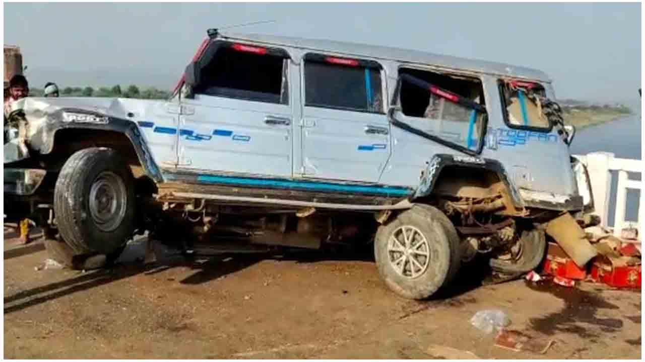 బ్రిడ్జిపై చెల్లాచెదురైన బీరు బాటిళ్లు : మ‌ద్యం బాటిళ్ల కోసం ఎగ‌బ‌డిన జ‌నం