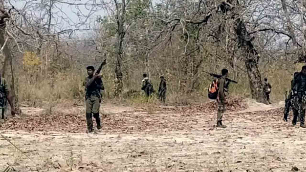 బీజాపూర్‌లో పోలీస్‌ క్యాంప్‌పై మావోయిస్టుల దాడి..