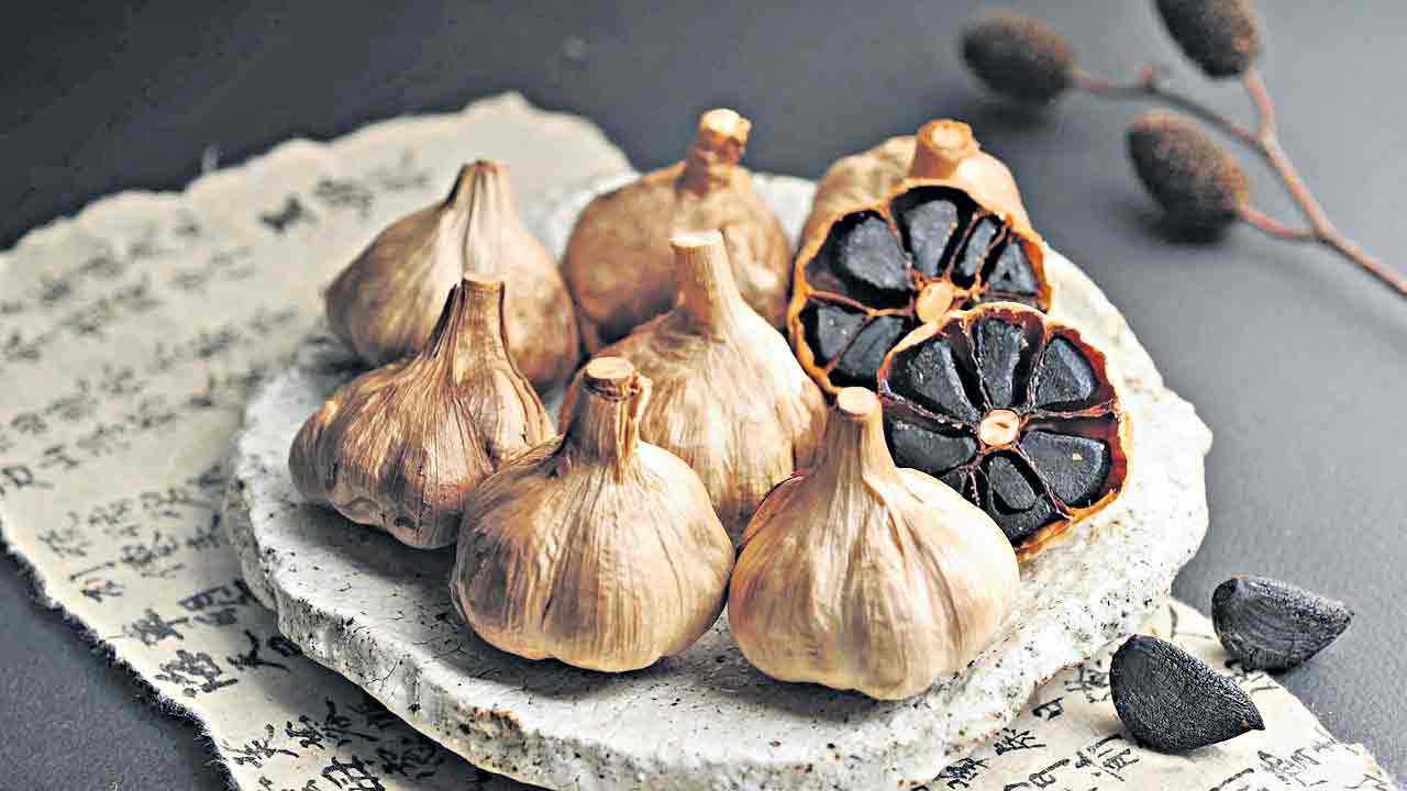 Black Garlic | న‌ల్ల వెల్లుల్లి ఆరోగ్యానికి మంచివేనా? అవి తింటే ఏమ‌వుతుంది?