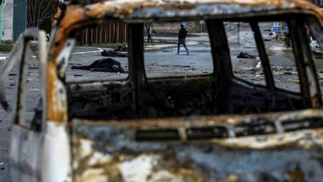 ఉక్రెయిన్ వ్యూహాత్మక పోర్ట్‌పై రష్యా బాంబు దాడులు… శవాల గుట్టగా కీవ్‌ సమీప నగరం