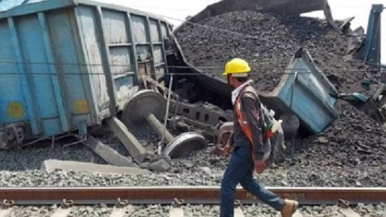 ‘క‌రువులో వాంతి’ అంటే ఇదే.. ప‌ట్టాలు త‌ప్పిన బొగ్గు రైలు..