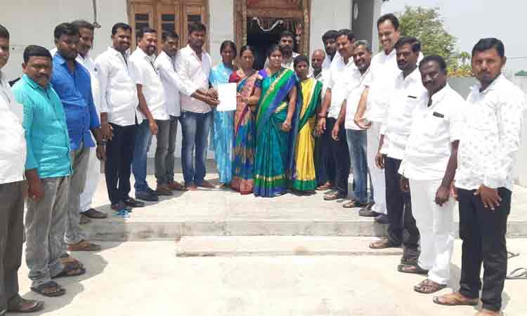 జ్యోత్స్న కుటుంబానికి 2 లక్షల చెక్కు