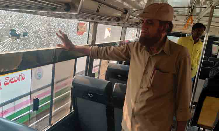 అర్ధరాత్రి ఆర్టీసీ బస్సుపై రాళ్లు