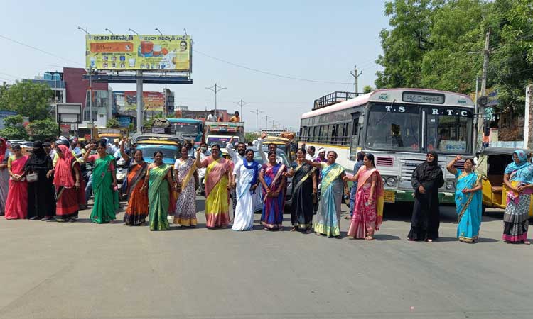 దళిత ఎస్సైపై బీజేపీ నేత దుర్భాషలు