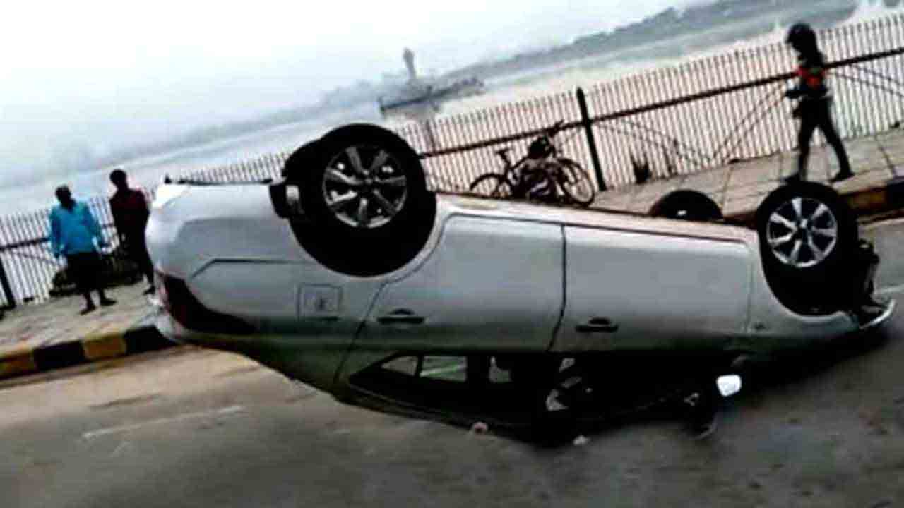 ట్యాంక్‌బండ్‌పై బోల్తాపడ్డ కారు..