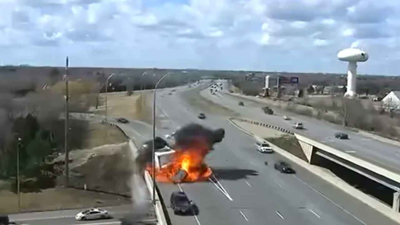 హైవేపై ట్ర‌క్కును ఢీకొట్టిన కారు.. భారీగా ఎగిసిప‌డ్డ మంట‌లు.. వీడియో