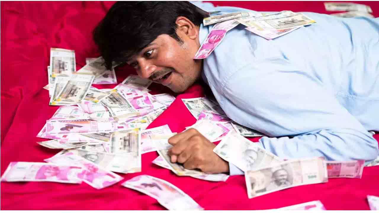 34 ఏండ్ల నుంచి లాటరీ టికెట్లు కొంటూ చివ‌ర‌కి రూ 2.5 కోట్ల మెగాప్రైజ్ ద‌క్కించుకున్నాడు!