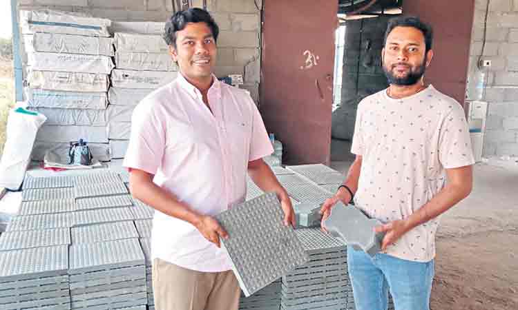ప్రకృతి హితం.. ప్లాస్టిక్‌ టైల్స్‌