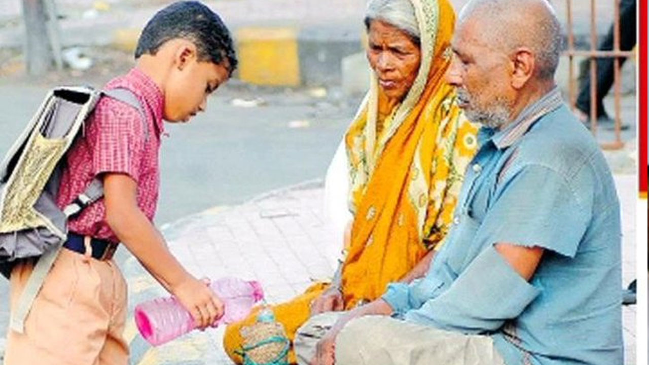 వ‌య‌స్సు చిన్న‌దే.. మ‌న‌స్సే విశాలం.. వైరల్ అవుతున్న ఓ విద్యార్థి ఫొటో