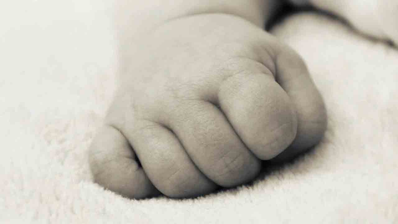 సంతానం లేని ప్రియురాలికి మ‌న‌వ‌రాలిని బ‌హుమ‌తిగా ఇచ్చాడు