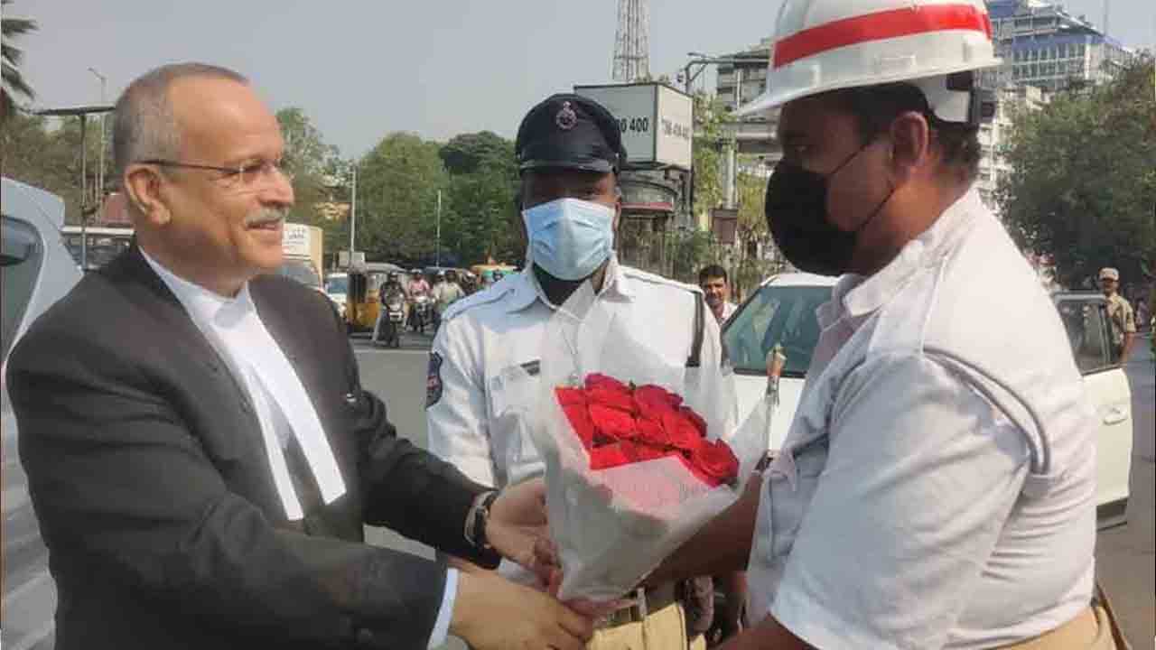 చీఫ్ జ‌స్టిస్ కారు ఆప‌గానే గుండె ద‌డేల్‌మంది.. పిలిచి బొకే ఇస్తే… సంతోష‌మైంది : అష్ర‌ఫ్ అలీ