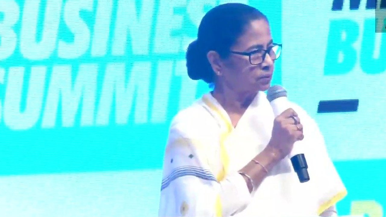 ప్ర‌జ‌ల‌ను క‌లిపి ఉంచుతాం.. మాకు బుల్డోజ‌ర్లు అవ‌స‌రం లేదు : మ‌మ‌తా బెన‌ర్జీ