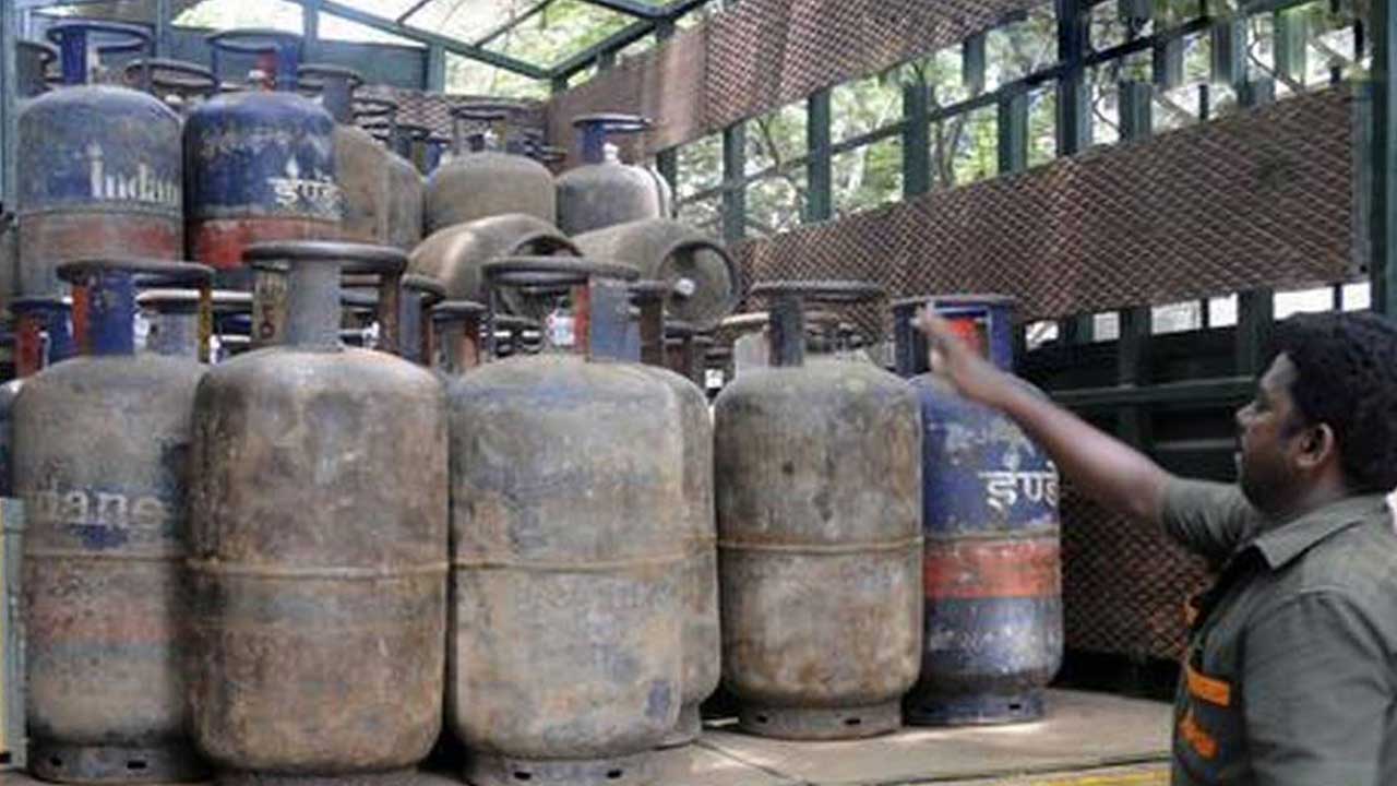 భారీగా పెరిగిన కమర్షియల్‌ సిలిండర్‌ ధర.. ఒకేసారి రూ.273.5 వడ్డింపు