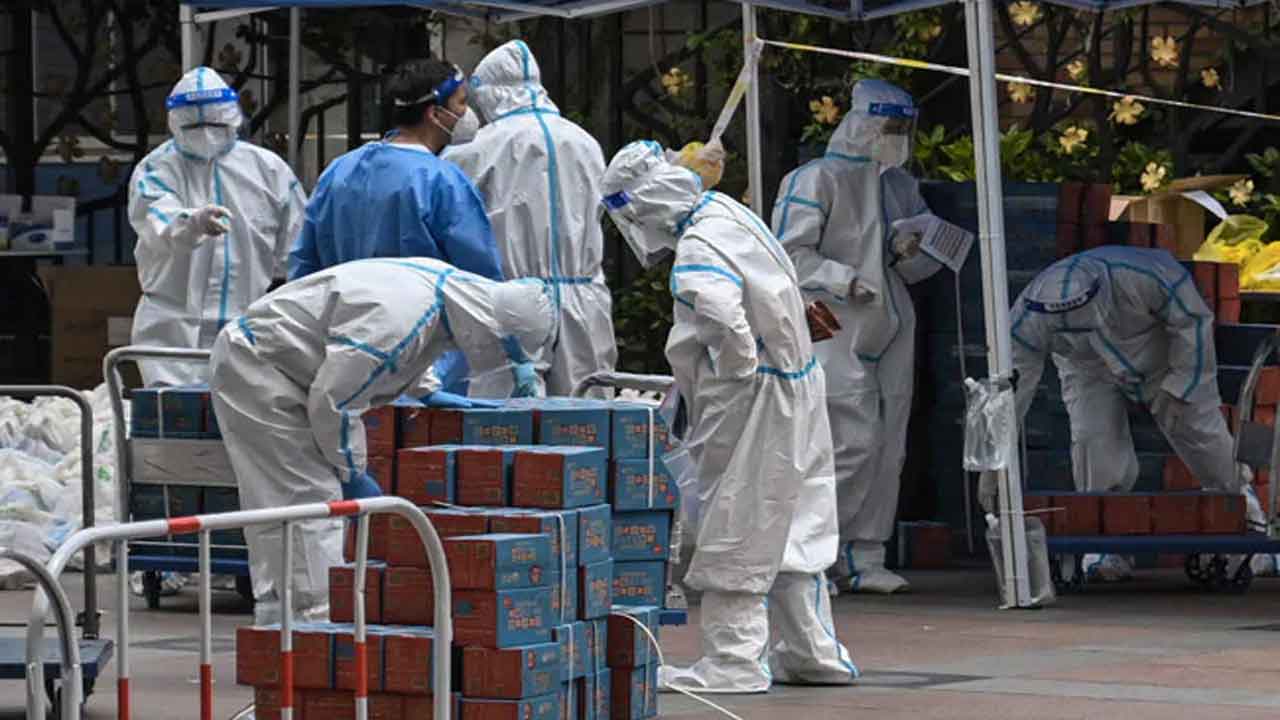 కోవిడ్ ఆంక్ష‌ల‌తో చిర్రెత్తిన జ‌నం.. పిచ్చిప‌ట్టిన‌ట్లు షాంఘై ప్ర‌జ‌ల అరుపులు