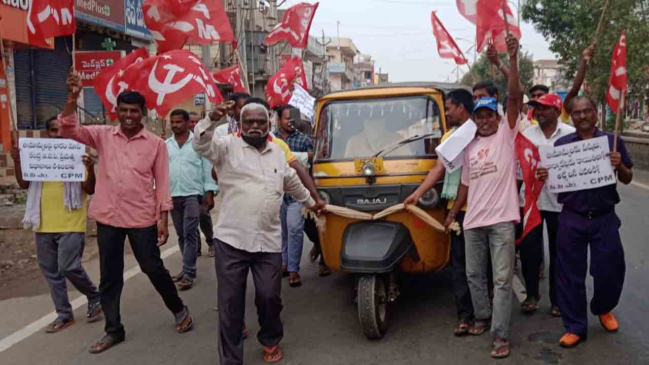 Jayashankar Bhupalapalli | పెంచిన పెట్రోల్ ధరలపై సీపీఎం వినూత్న నిరసన