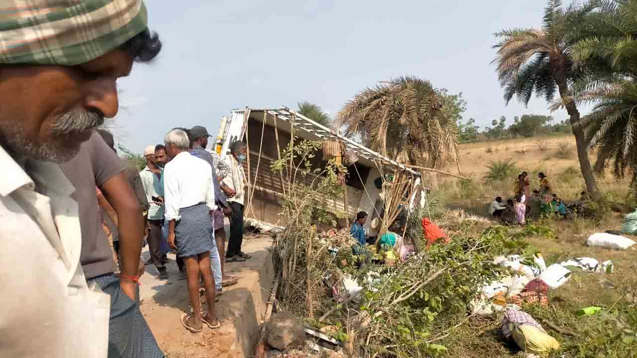 Crime news |  జయశంకర్‌ జిల్లాలో డీసీఎం బోల్తా..పది మందికి తీవ్ర గాయాలు