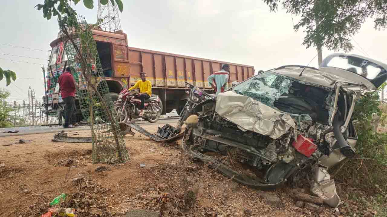 Crime news : లారీని ఢీ కొట్టిన కారు..ఇద్దరికి తీవ్ర గాయాలు, మరొకరి పరిస్థితి విషమం