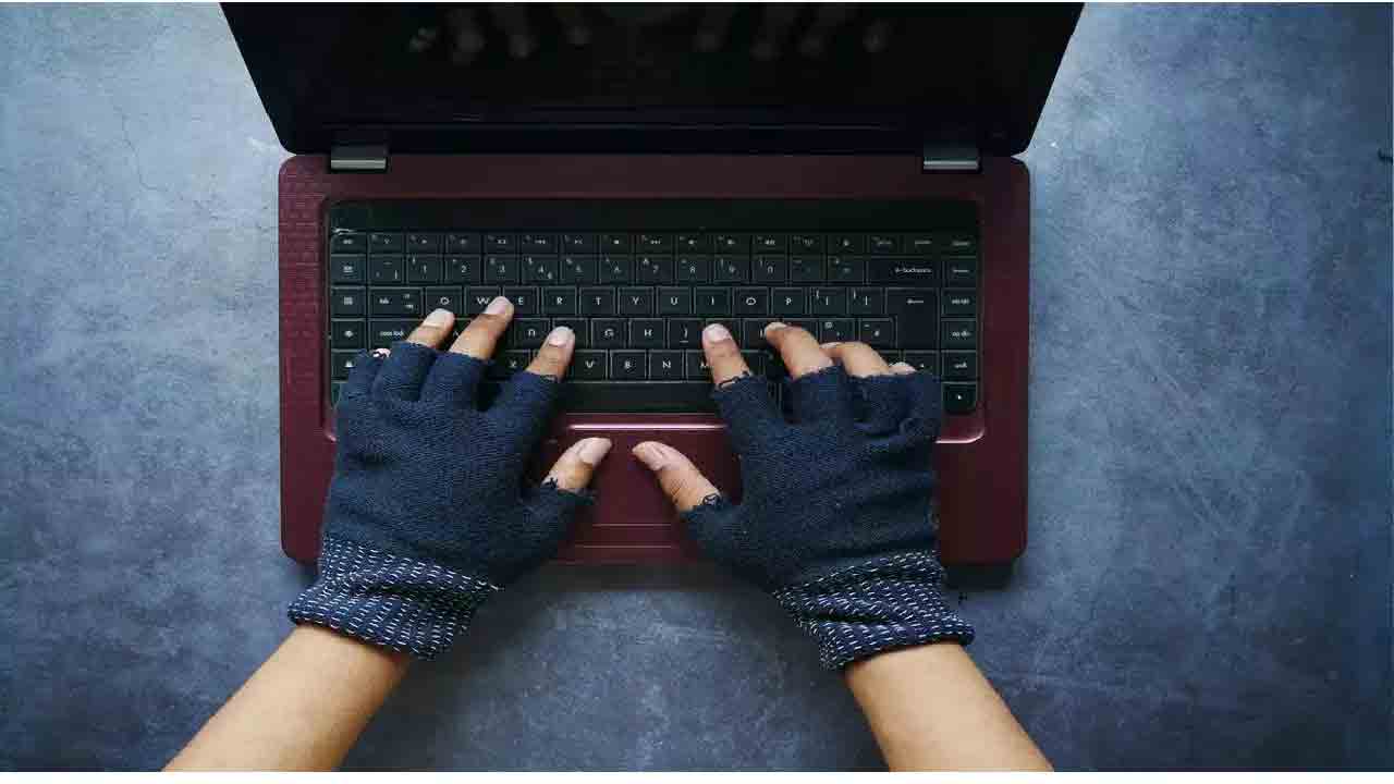 సైబ‌ర్ నేర‌గాళ్ల ఆగ‌డాలు : మ‌హిళ నుంచి రూ 4.5 ల‌క్ష‌లు కాజేసి ఆపై లైంగిక వేధింపులు