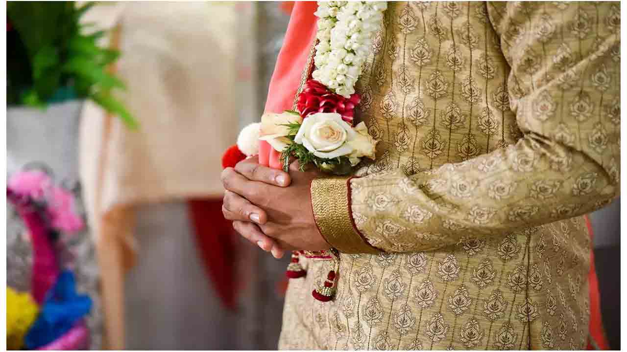 దారుణం : ఆల‌యంలోకి రాకుండా ద‌ళిత పెండ్లికొడుకును అడ్డుకున్నారు!