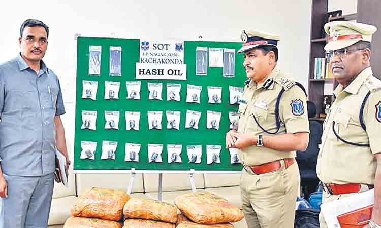 ఏసీ బోగీల్లో హాష్‌ స్మగ్లింగ్‌