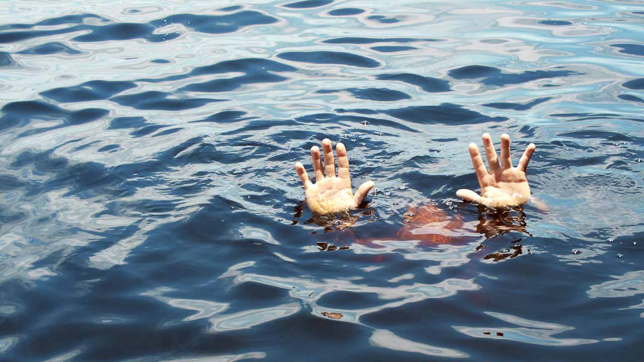 బ‌ర్రెలు క‌డిగేందుకు కుంట‌లో దిగిన త‌ల్లీకొడుకు మృతి