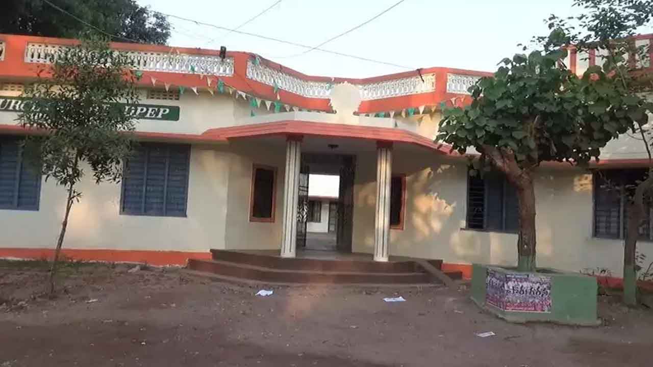 బదిలీపై వెళ్తూ ఫర్నీచర్‌ తీసుకెళ్లిన డిప్యూటీ డీఈఓ.. నెల్లూరు జిల్లాలో చోద్యం..!