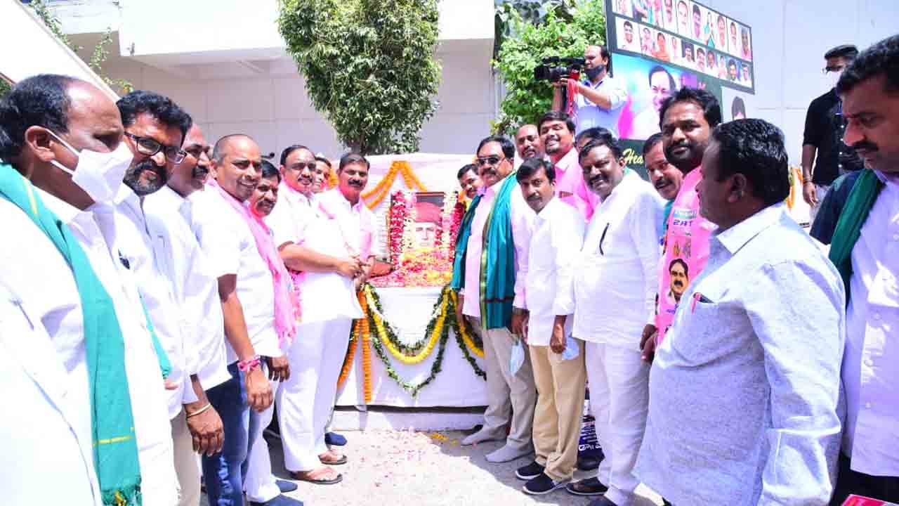 తాను చెప్పింది ఆచరించిన గొప్ప వ్యక్తి మహాత్మ పూలే : మంత్రి ఎర్రబెల్లి