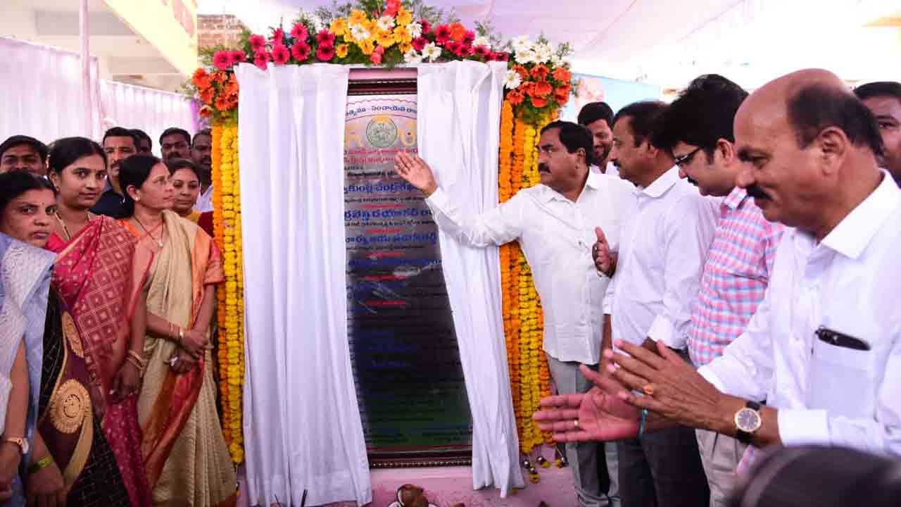 తెలంగాణలో అద్దంలా మెరుస్తున్న రోడ్లు : మంత్రి ఎర్రబెల్లి