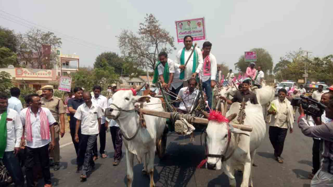 రైతులకు మద్దతుగా ఎడ్ల బండ్ల ర్యాలీ..టీఆర్‌ఎస్‌ శ్రేణుల్లో జోష్ నింపిన మంత్రి ఎర్రబెల్లి