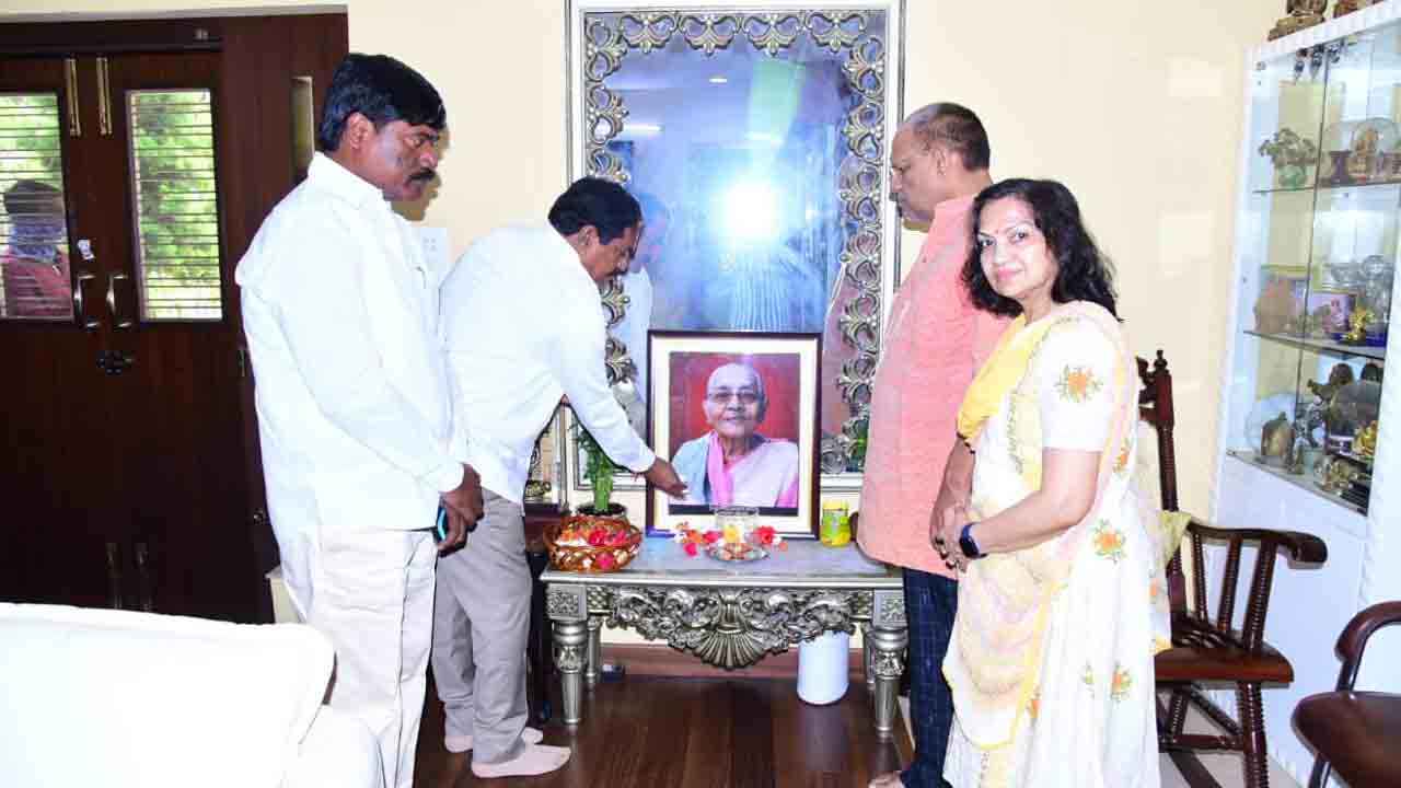 సీఎస్ సోమేశ్‌ కుమార్‌ను పరామర్శించిన మంత్రి ఎర్రబెల్లి