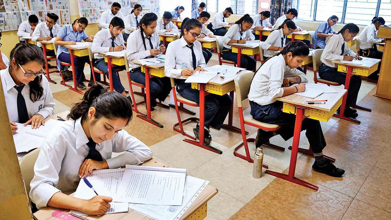 భానుడి భగభగ : యూజీ, పీజీ క్లాసుల నిలిపివేత!