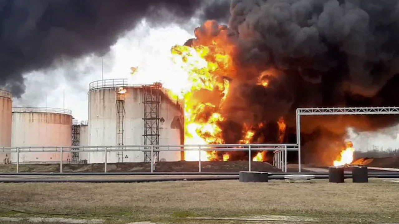 ఉక్రెయిన్ స‌రిహ‌ద్దుల్లోని ర‌ష్యా ఆయిల్ డిపోలో పెద్ద ఎత్తున మంట‌లు