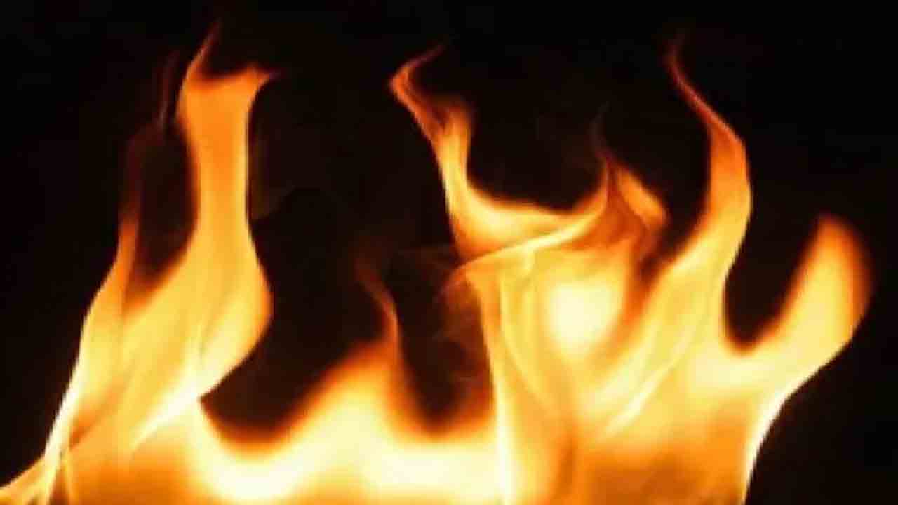 గ్రేట‌ర్ నోయిడాలో భారీ అగ్నిప్ర‌మాదం : 50 గుడిసెలు ద‌గ్ధం