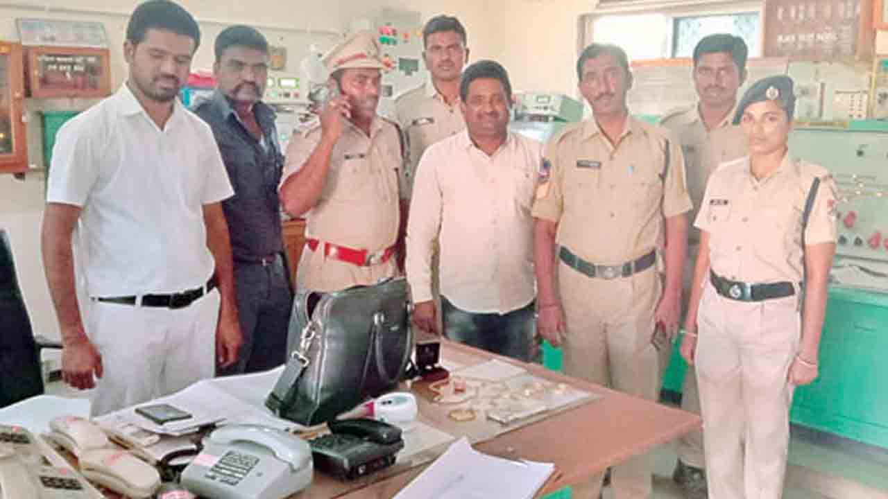 బ్యాగులో పదిన్నర తులాల బంగారం.. అప్పగించిన రైల్వే పోలీసులు