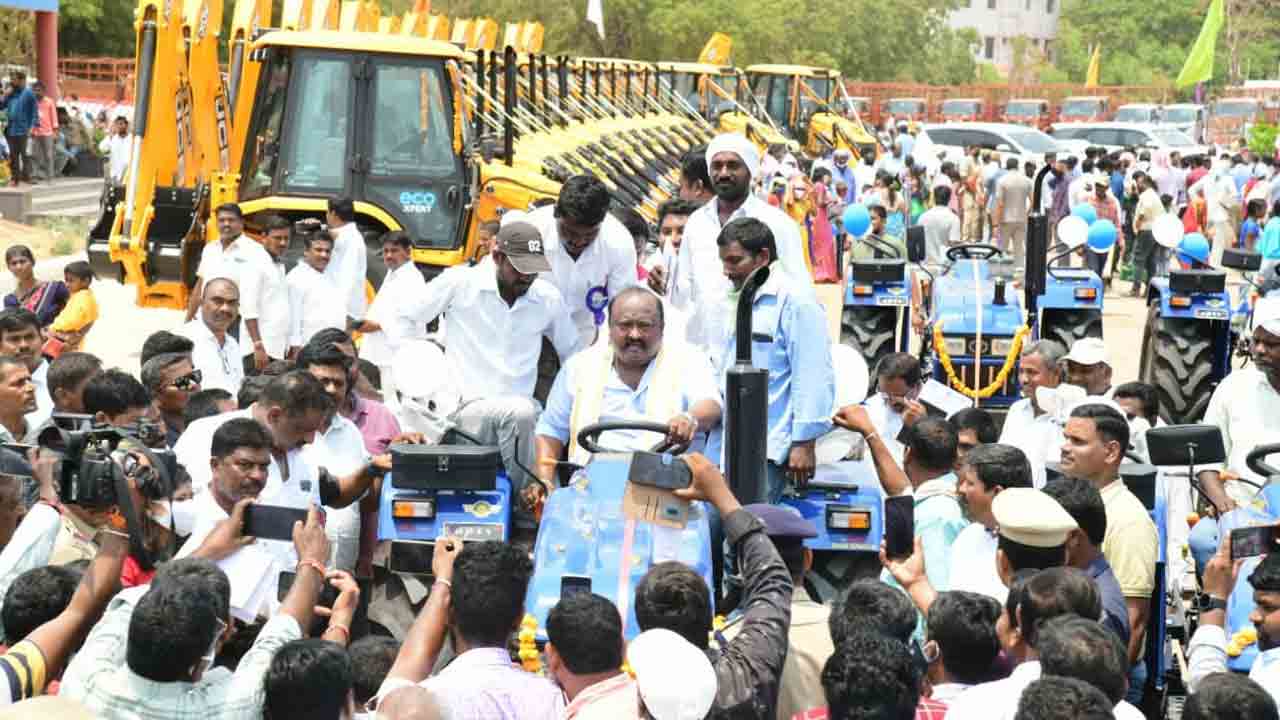 దళితుల జీవితాల్లో వెలుగులు నింపేందుకే దళిత బంధు : మంత్రి గంగుల