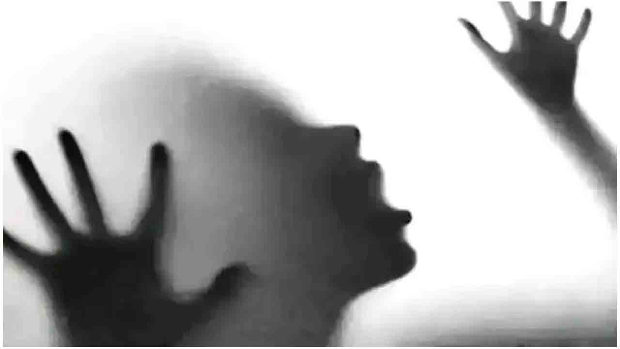 దారుణం : ట్యూష‌న్‌కు వ‌చ్చే బాలిక‌పై లైంగిక దాడి..బ‌ల‌వంతంగా అబార్ష‌న్ ఆపై..!