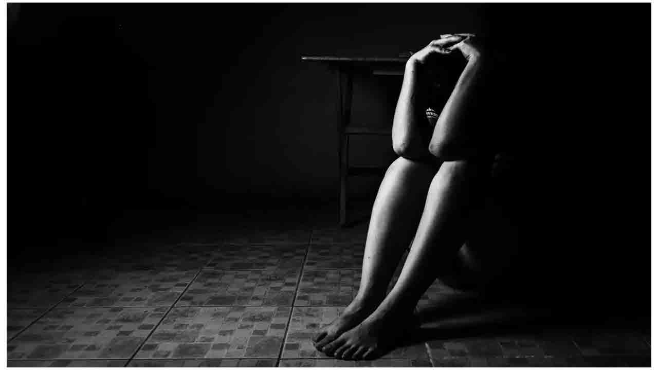 న‌ర్సింగ్ విద్యార్ధిని రూమ్‌కు వెళ్లి వేధింపుల‌కు గురిచేసిన నిందితులు!