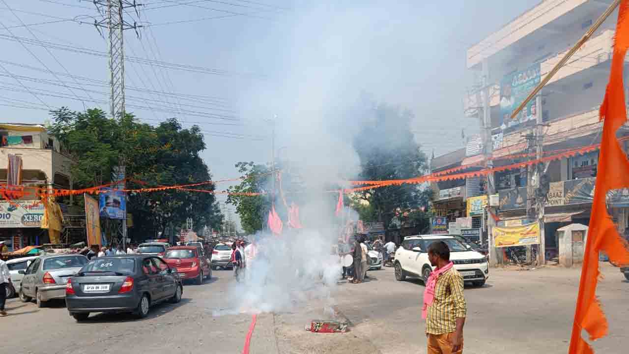 111 జీవో రద్దు..మొయినాబాద్, చేవెళ్లలో అంబరాన్నంటిని సంబురాలు