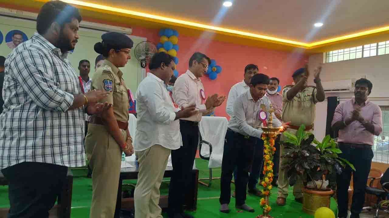 ఉచిత శిక్షణ కేంద్రాన్ని ప్రారంభించిన కలెక్టర్‌ బి. గోపి