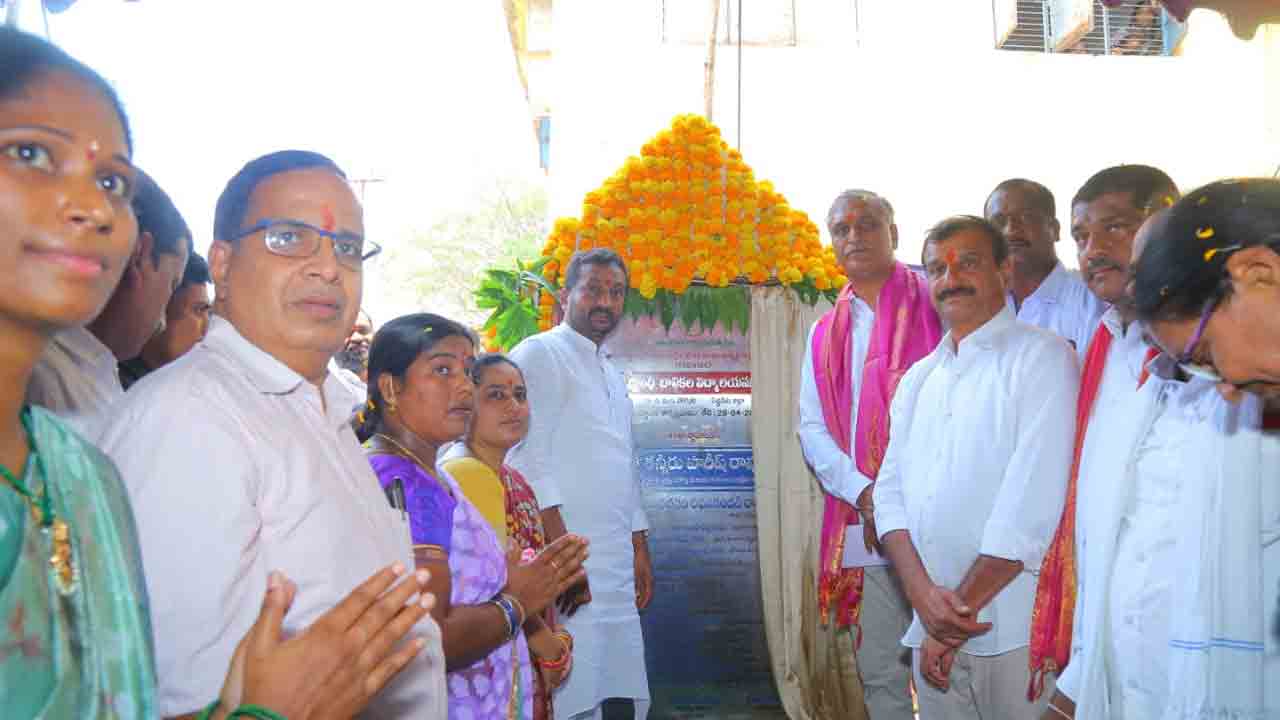 కస్తూర్బా పాఠశాల నిర్మాణానికి శంకుస్థాపన చేసిన మంత్రి హరీశ్‌రావు