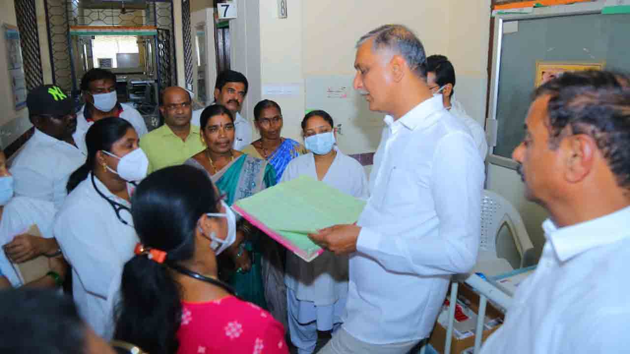 మిరుదొడ్డి పీహెచ్‌సీని ఆకస్మికంగా తనిఖీ చేసిన మంత్రి హరీశ్‌రావు