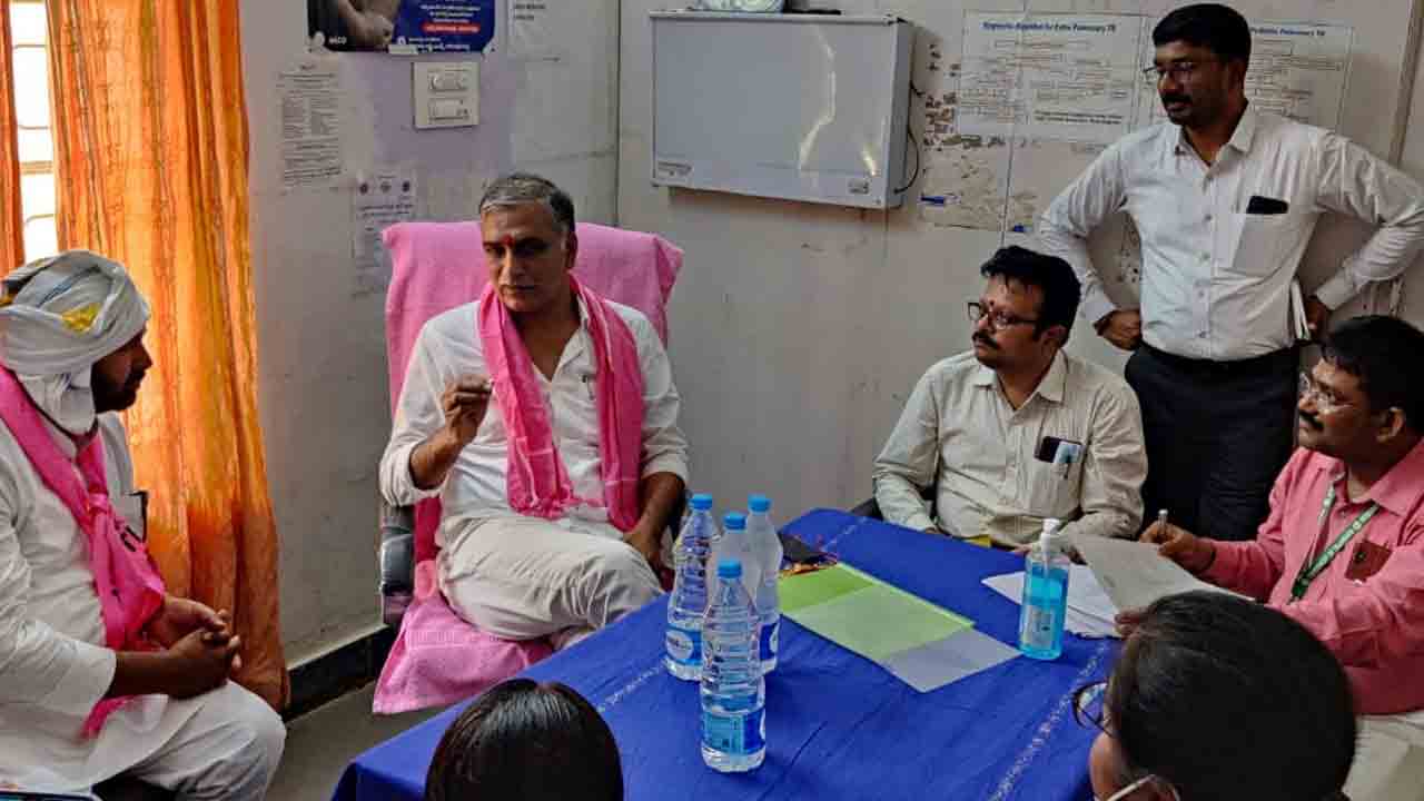 చేర్యాల పీహెచ్‌సీని సందర్శించిన మంత్రి హరీశ్‌రావు..సిబ్బంది పనితీరుపై ఆగ్రహం