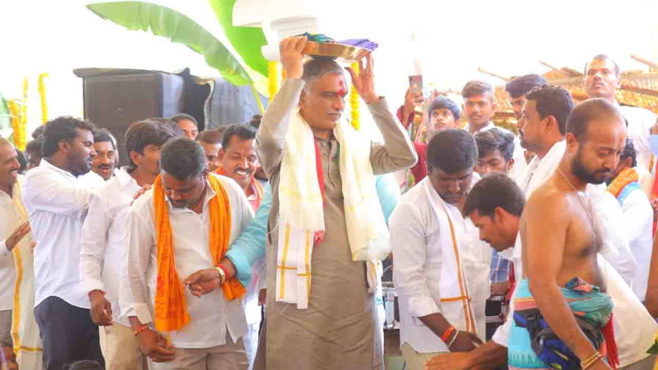 చింతమడకలో కొలువైన పట్టాభిరాముడు..పట్టు వస్త్రాలు సమర్పించిన మంత్రి హరీశ్‌రావు