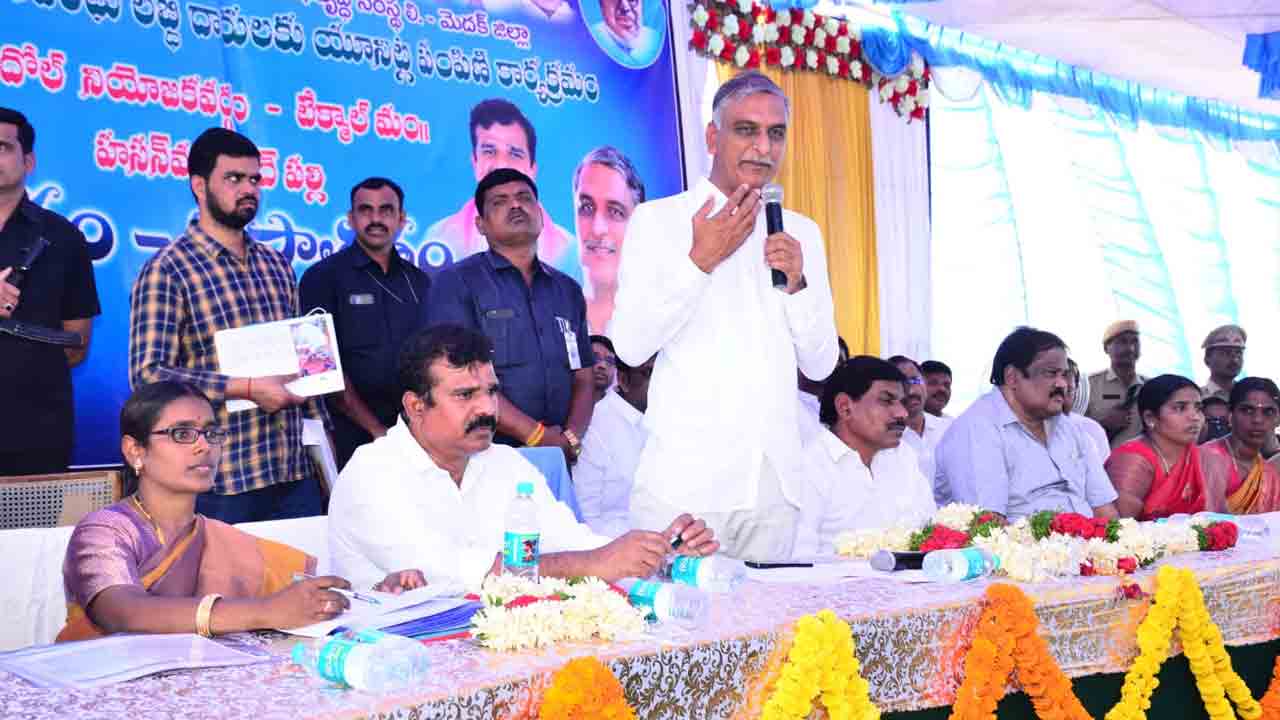 దేశంలో పేదరికం పెరగడానికి వాళ్లే కారణం : మంత్రి హరీశ్‌రావు ఫైర్‌