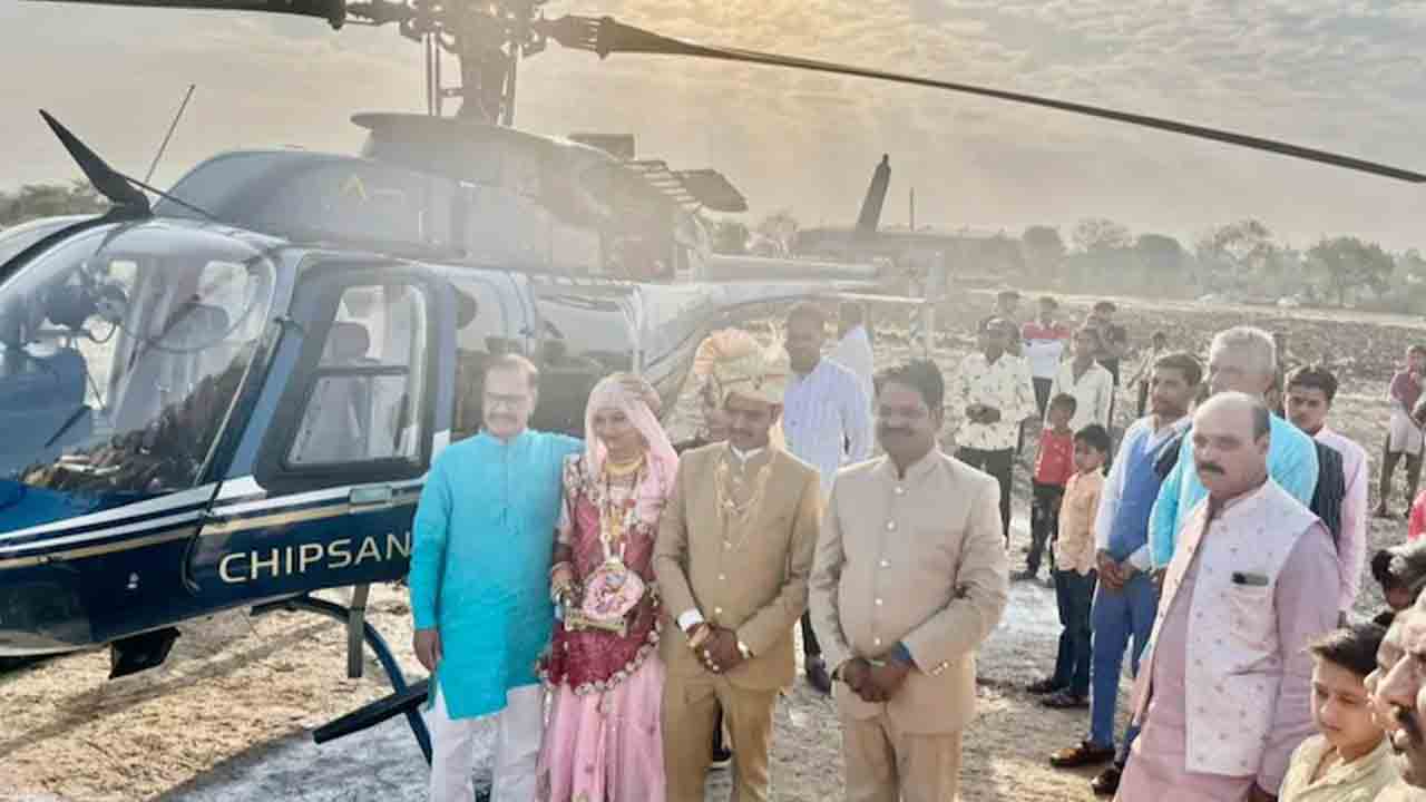 కొడుకు పెండ్లికి హెలికాఫ్ట‌ర్‌ను ర‌ప్పించిన రైతు